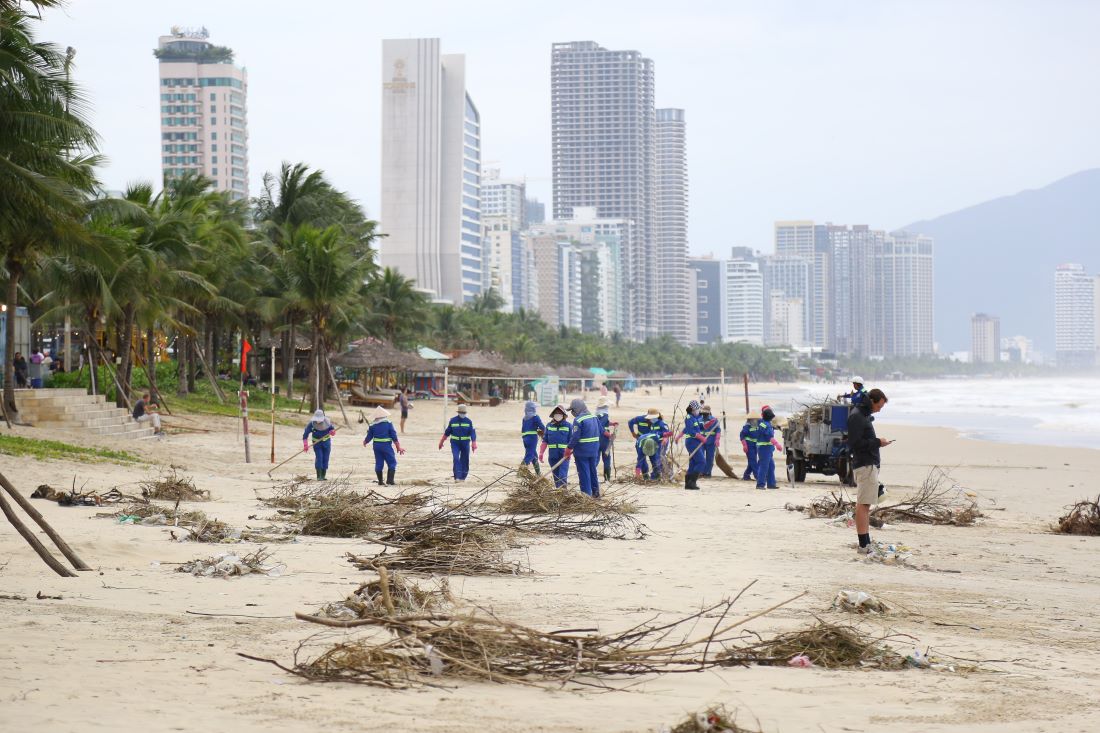   Hàng chục công nhân vệ sinh thuộc Công ty Cổ phần Môi trường đô thị Đà Nẵng tích cực dọn dẹp rác trên bờ biển. 