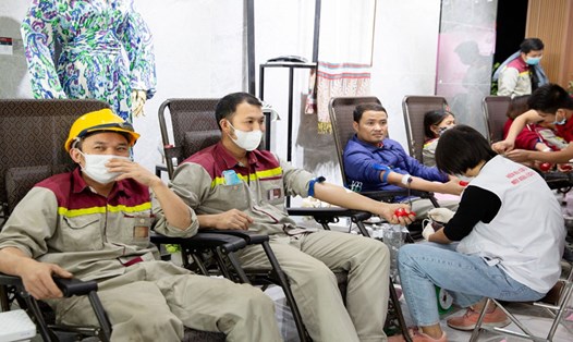 Đoàn viên, công nhân lao động hào hứng tham gia Ngày hội hiến máu tình nguyện. Ảnh: Hoàng Linh
