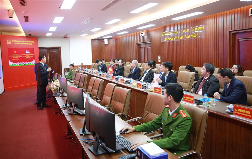 Đại tá Vũ Văn Tấn, Phó Cục trưởng Cục Cảnh sát quản lý hành chính về trật tự xã hội giới thiệu về hệ thống cơ sở dữ liệu của Trung tâm dữ liệu quốc gia về dân cư. Ảnh: Bộ Công an