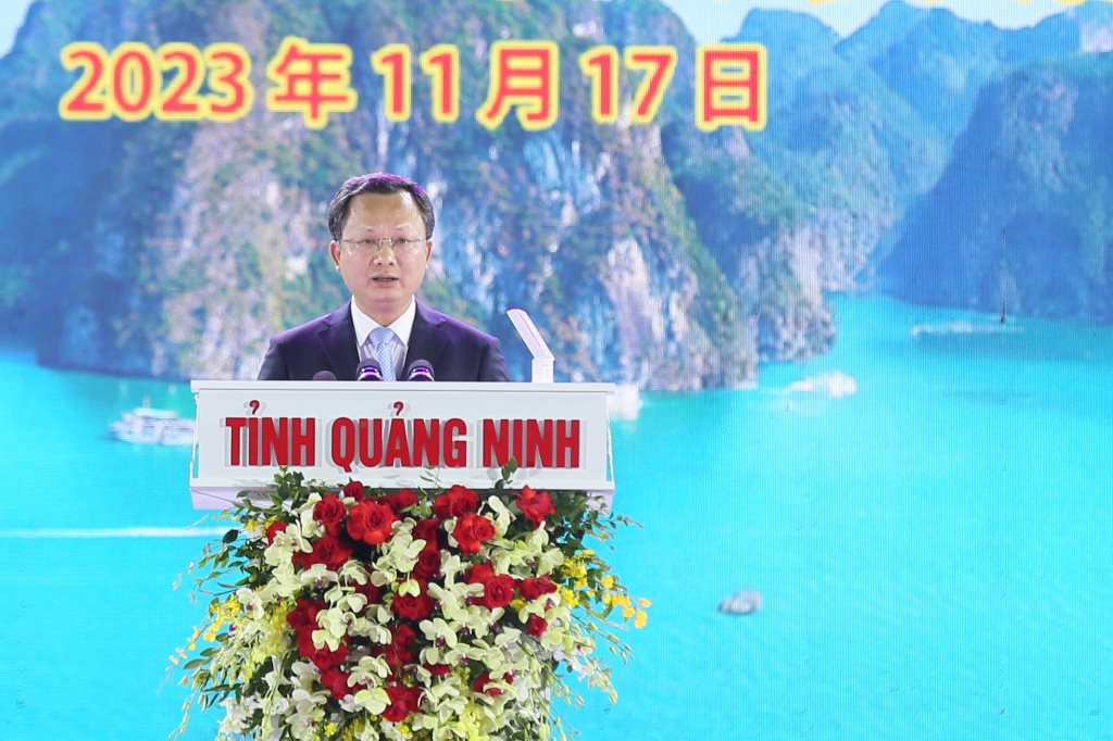 Ông Cao Tường Huy - Quyền Chủ tịch UBND tỉnh Quảng Ninh - phát biểu khai mạc lễ hội. Ảnh: Đỗ Phương