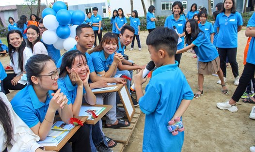 Học sinh và giáo viên trường Hy Vọng trong hoạt động kỷ niệm Ngày Nhà giáo Việt Nam từng được tổ chức. Ảnh: Nhà trường cung cấp