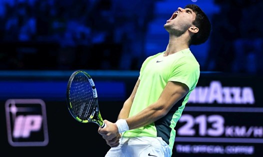 Carlos Alcaraz giành chiến thắng trước Daniil Medvedev để đứng đầu bảng Đỏ ATP Finals 2023. Ảnh: ATP