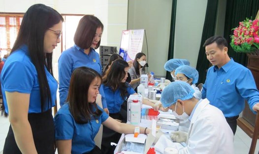 Cán bộ công đoàn Thành phố Hà Tĩnh được xét nghiệm, tầm soát ung thư. Ảnh: Ái Chi.