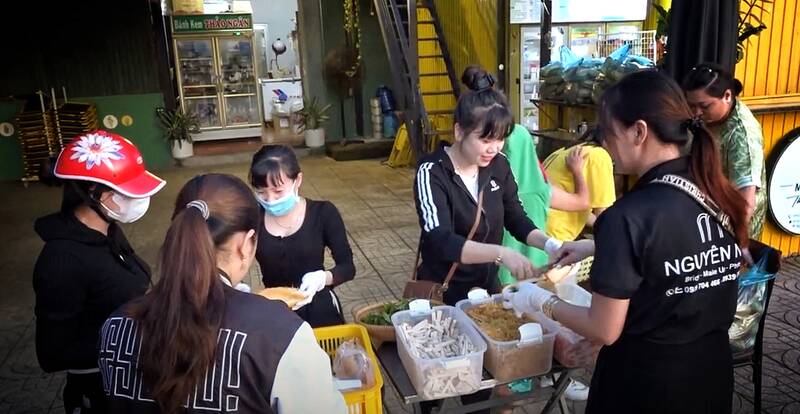 Tủ bánh mì “0 đồng” đã phát hàng chục ngàn ở bánh mì để những người lao động có hoàn cảnh khó khăn ở huyện Lai Vung dùng từ năm 2017 đến nay. Ảnh: Hoàng Lộc