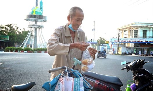Nhiều người lao động khó khăn ở tỉnh Đồng Tháp vui mừng khi được nhận bánh mì miễn phí. Ảnh: Hoàng Lộc