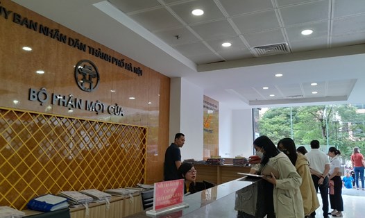 Công dân thực hiện thủ tục cấp mới, cấp lại giấy phép lái xe ở Hà Nội. Ảnh: Xuyên Đông