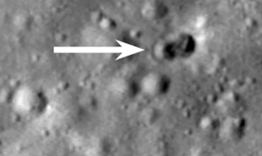 Một thân tên lửa đã va chạm vào mặt trăng vào ngày 4.3.2022 gần miệng núi lửa Hertzsprung, tạo ra một miệng núi lửa đôi rộng khoảng 29 mét. Ảnh: NASA