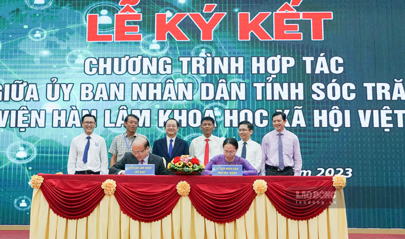 UBND tỉnh Sóc Trăng và Viện Hàn lâm Khoa học Xã hội Việt Nam ký kết họpghi nhớ hợp tác NCKH với Sở KH&CN tỉnh Sóc Trăng trên lĩnh vực KHXH và nhân văn.