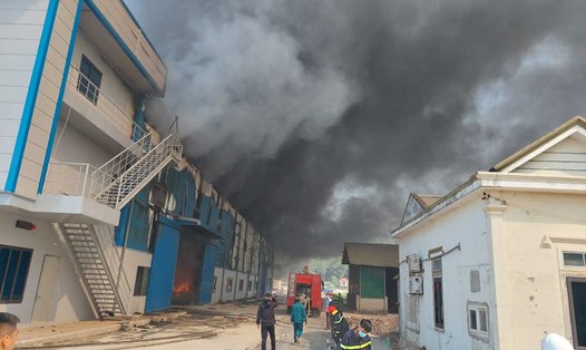 Hiện trường vụ cháy tại khu công nghiệp Nam Cấm (Nghệ An) sáng 18.11. Ảnh: Hải Đăng