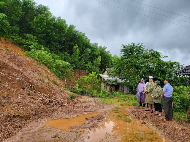 Sạt lở núi Van Cà Vãi, thị trấn Di Lăng, huyện Sơn Hà ngày càng nghiêm trọng. Ảnh: Ngọc Viên