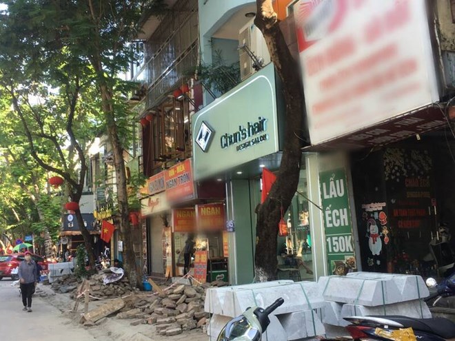 Vỉa hè bị đào xới để thay gạch lát, nhiều cửa hàng kinh doanh Hà Nội chấp nhận mất khách. Ảnh: Lê Tâm 