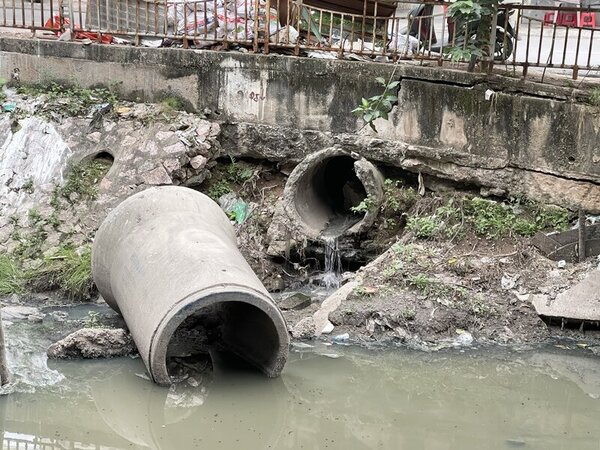 Nhiều ống cống vẫn nằm ngổn ngang ở khu vực sát mép sông không được xử lý. Ảnh: Trà My.
