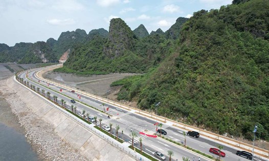 Quảng Ninh được coi là một hình mẫu về việc thu hút các nguồn lực để phát triển hạ tầng giao thông. Trong ảnh là đường ven biển Hạ Long - Cẩm Phả. Ảnh: Nguyễn Hùng