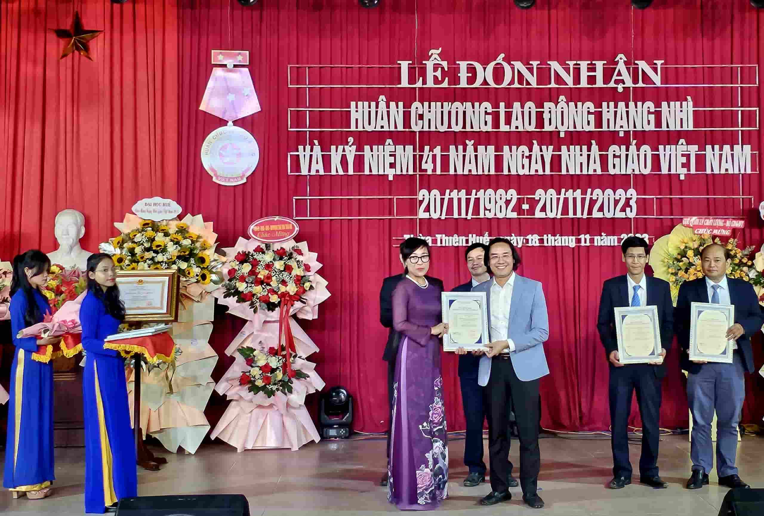 Bà Tạ Thị Thu Hiền - Giám đốc Trung tâm Kiểm định chất lượng giáo dục - ĐH Quốc gia Hà Nội trao chứng nhận đạt chuẩn cho các trưởng khoa nhà trường. Ảnh: Phúc Đạt.