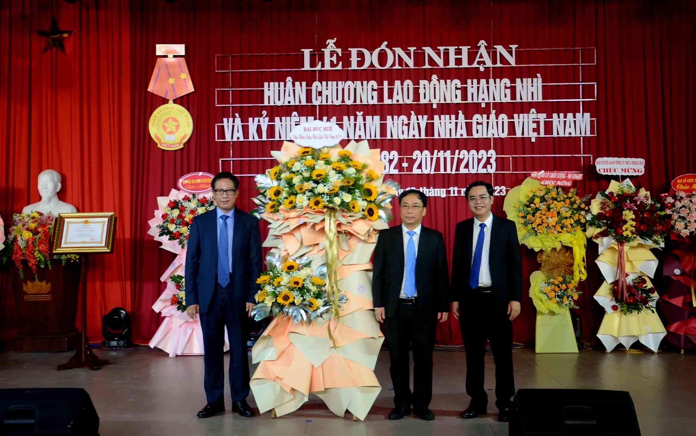 PGS.TS Lê Anh Phương (trái) - Giám đốc ĐH Huế tặng hoa chúc mừng nhà trường. Ảnh: Phúc Đạt.