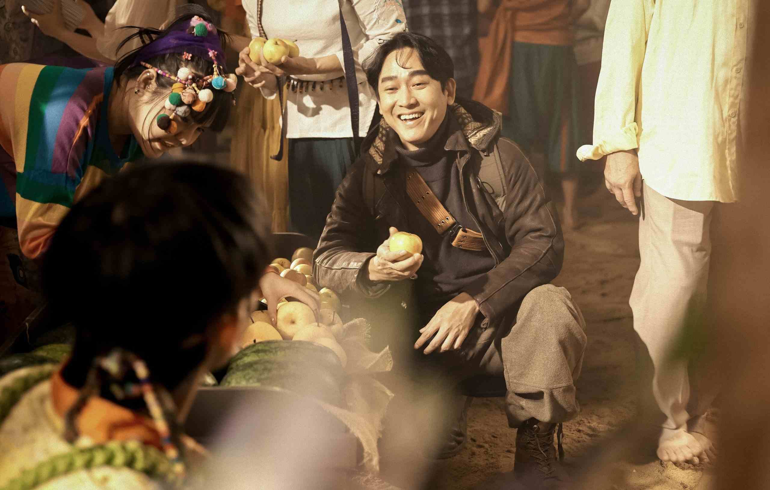 Tạo hình của Hứa Vĩ Văn trong MV "Trở về không". Ảnh: NVCC.