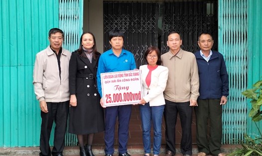 Lãnh đạo Liên đoàn Lao động huyện trao hỗ trợ cho gia đình đoàn viên Đặng Thị Minh Út. Ảnh: LĐLĐ huyện Yên Dũng