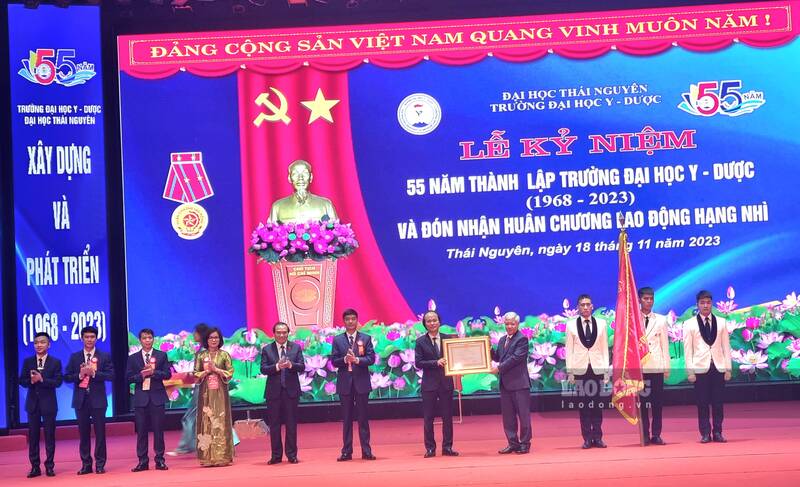 Trường Đại học Y - Dược (ĐH Thái Nguyên) đón nhận huân chương lao động hạng Nhì. Ảnh: Lam Thanh
