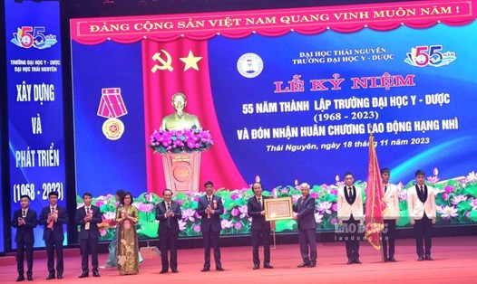 Trường Đại học Y - Dược (ĐH Thái Nguyên) đón nhận Huân chương Lao động hạng Nhì. Ảnh: Lam Thanh