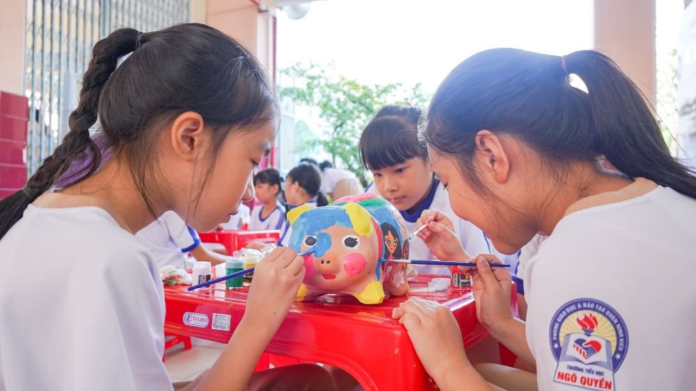 Cô Nguyễn Ngọc Bảo Vân - Tổng Phụ trách đội Trường Tiểu học Ngô Quyền - cho biết, bên cạnh việc cho các em thi đua với nhau để chào mừng ngày 20.11, nhà trường còn phát động phong trào nuôi heo đất vì bạn nghèo. Mục đích là để sử dụng toàn bộ số tiền các em đóng góp tự nguyện để tặng những món quà cho các bạn có hoàn cảnh khó khăn trong trường học, để ủng hộ các em đến trường.