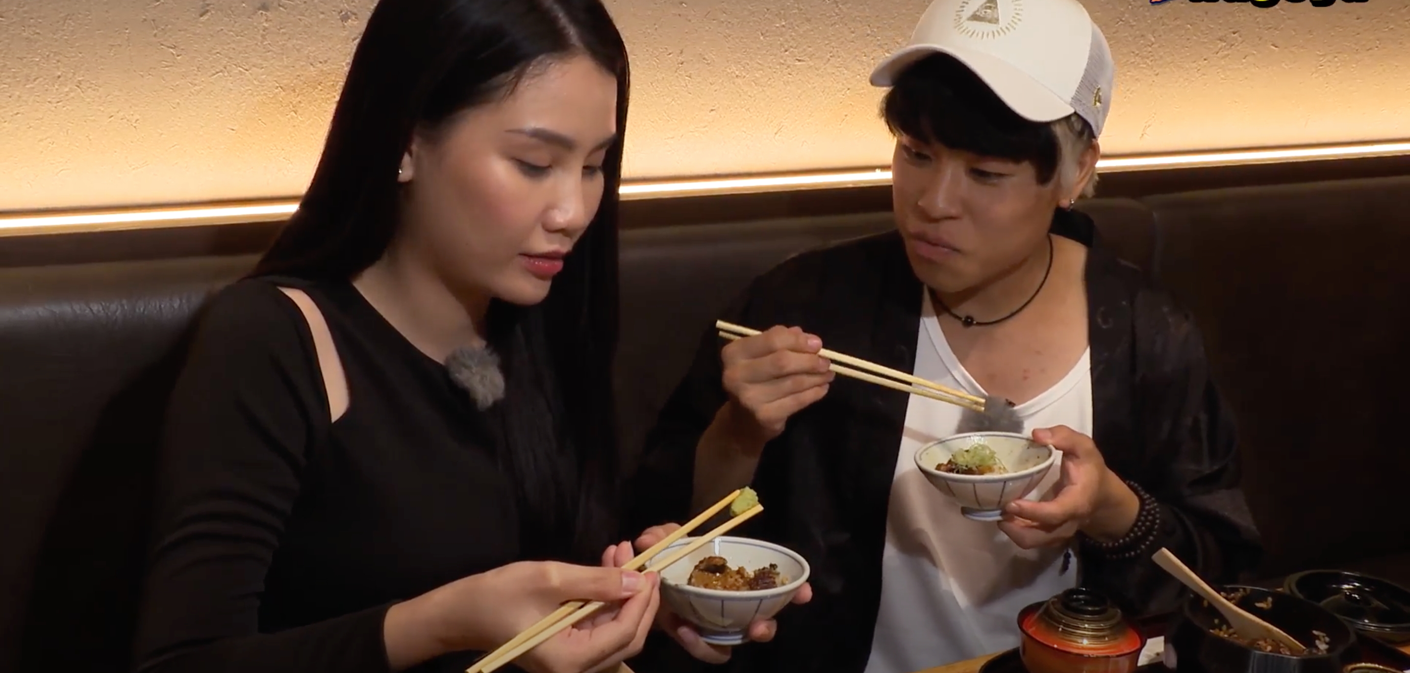 Cặp đôi thưởng thức món cơm lươn ở Nhật Bản. Ảnh: NSX.