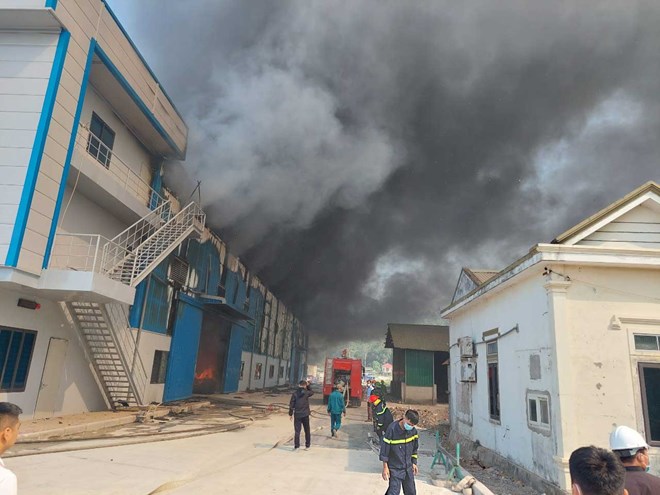 Hiện trường vụ cháy tại khu công nghiệp Nam Cấm (Nghệ An) sáng 18.11. Ảnh: Hải Đăng