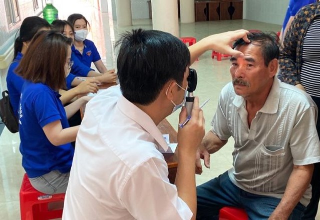 Khám sàng lọc mắt cho người dân huyện Đầm Dơi, tỉnh Cà Mau. Ảnh: Nhật Hồ