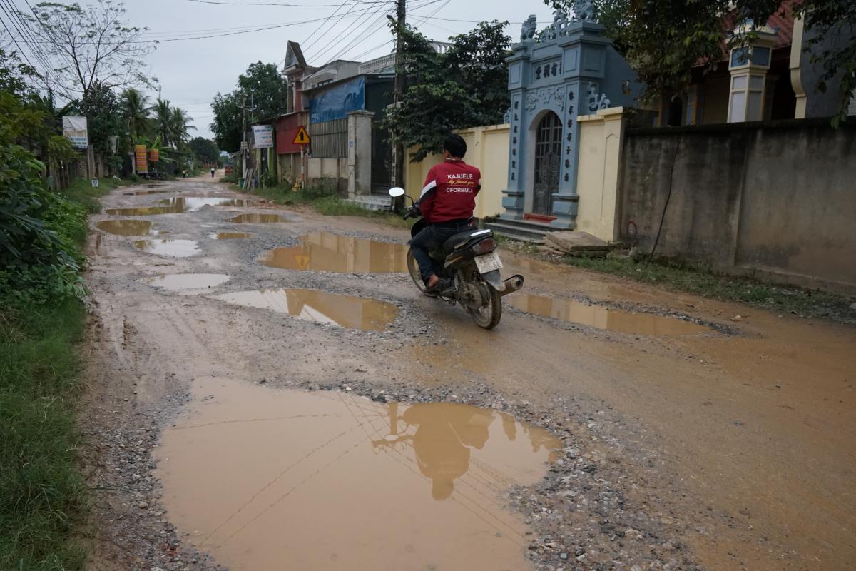 Sau khi thi công cao tốc, tuyến tỉnh lộ 512 (qua xã Vạn Thiện, huyện Nông Cống, Thanh Hóa) bị hư hỏng, nát bét. Ảnh: Quách Du