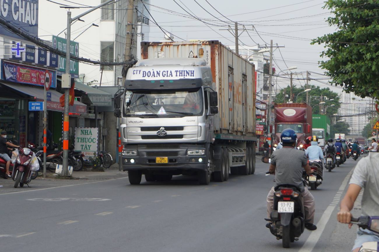 Đường Nguyễn Duy Trinh có hơn 10.000 lượt xe tải, container... chạy qua mỗi ngày.  Ảnh: Minh Quân