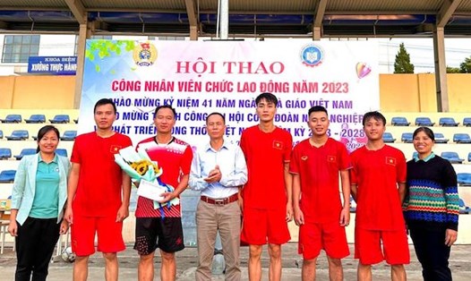 Hội thao được Công đoàn Trường Cao đẳng Công nghệ và Nông lâm Phú Thọ tổ chức nhân kỷ niệm ngày Nhà giáo Việt Nam. Ảnh: CĐCS