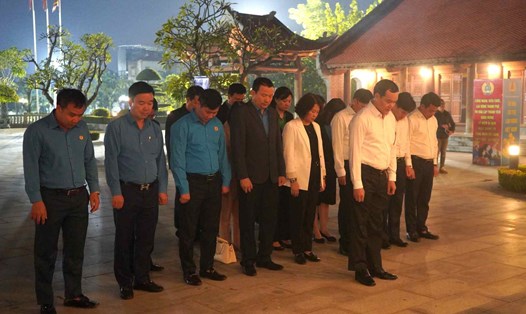 Đoàn đại biểu Tổng LĐLĐVN dâng hương tại Nhà tưởng niệm đồng chí Nguyễn Đức Cảnh. Ảnh: Mai Dung