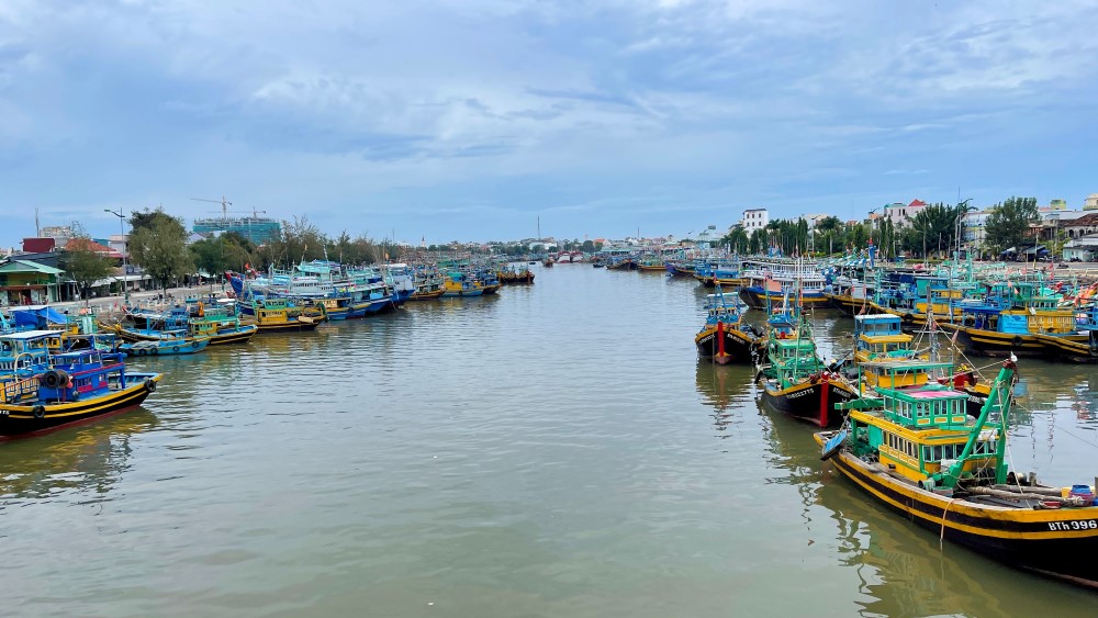 Tàu thuyền neo đậu trên sông Cà Ty, khu vực gần cảng Phan Thiết. Ảnh: Duy Tuấn