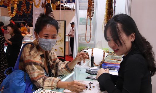 Người dân thích thú trải nghiệm tại Hội chợ Quốc tế Trang sức lần thứ 30 tại TPHCM.
