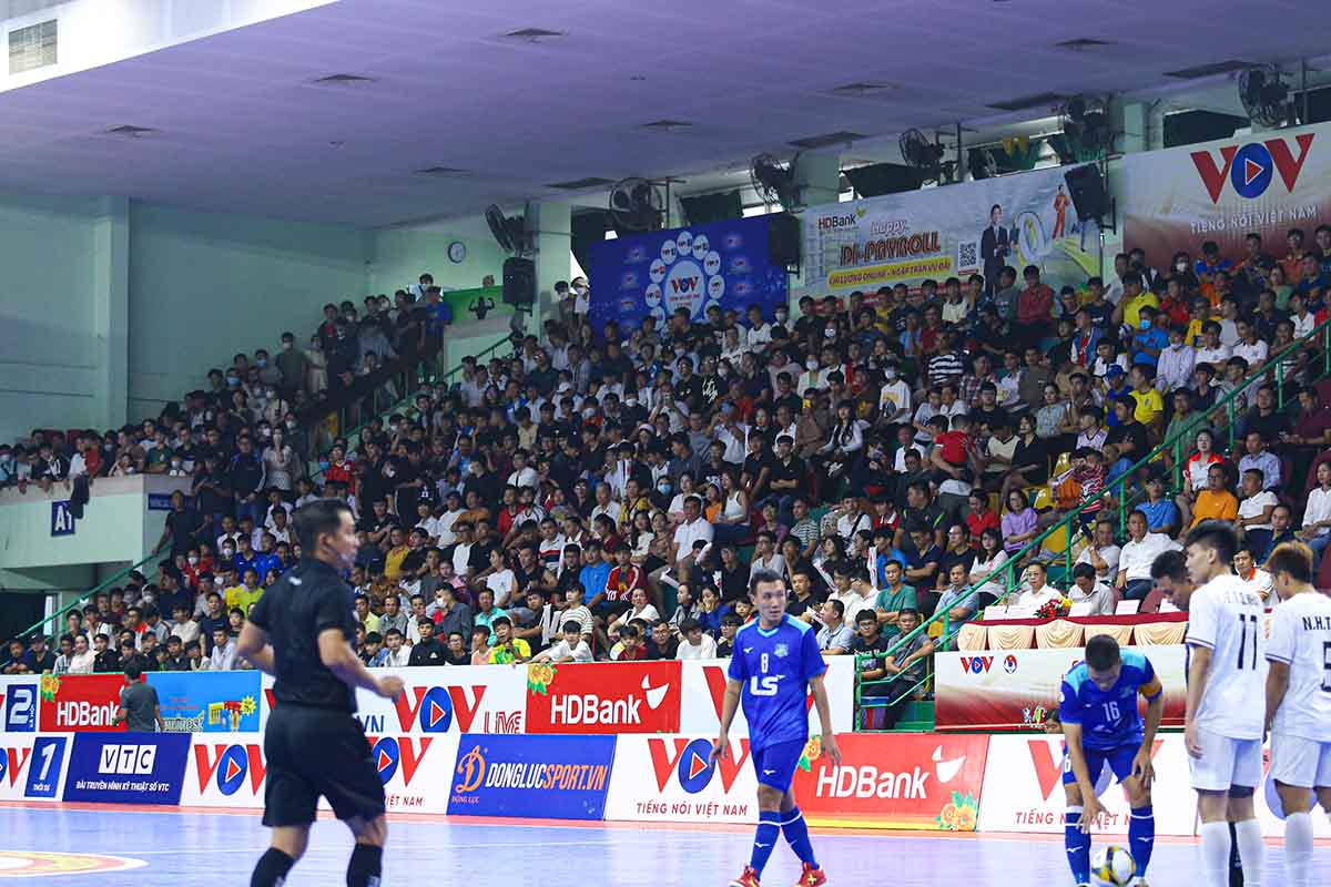 Hàng nghìn khán giả đã có mặt theo dõi trận chung kết khiến khán đài nhà thi đấu Lãnh Binh Thăng không còn một chỗ trống.