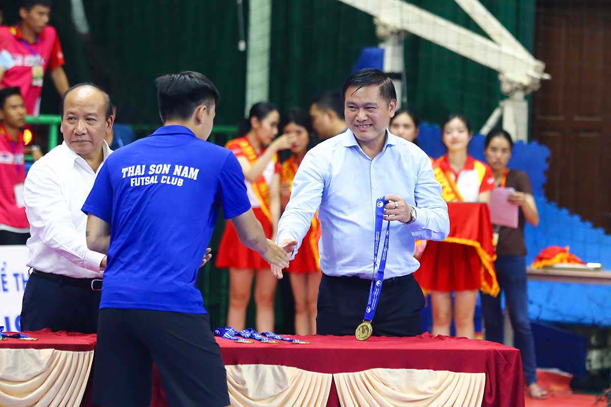 Phó Chủ tịch Liên đoàn bóng đá Việt Nam - ông Trần Anh Tú có mặt ở nhà thi đấu Lãnh Binh Thăng để trao huy chương vàng cho toàn đội Thái Sơn Nam TPHCM.