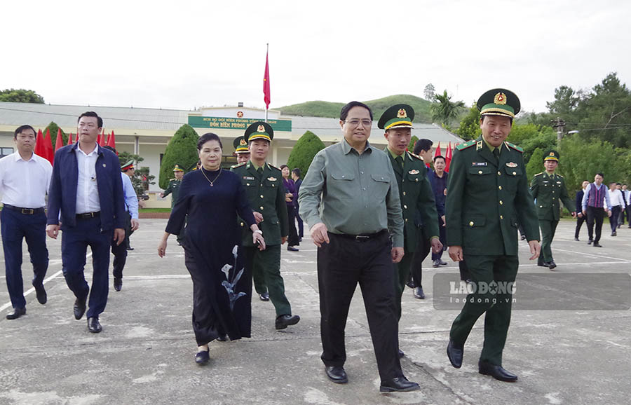 Thủ tướng Phạm Minh Chính đã đến thăm và động viên cán bộ chiến sĩ Đồn Biên phòng Huổi Luông.