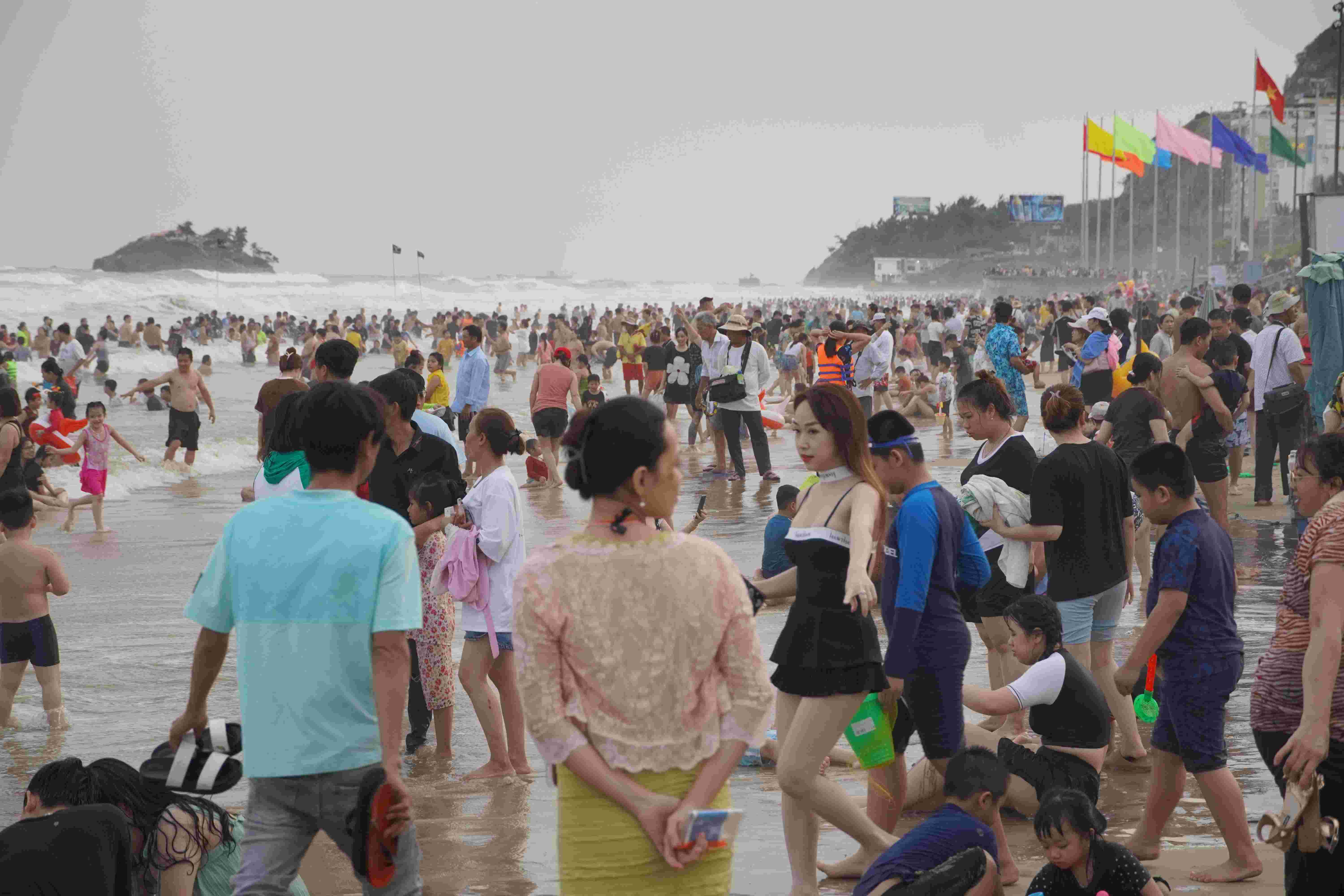 Chiều 18.11, bãi tắm Vũng Tàu chật cứng du khách vui chơi tắm biển. Ước tính có hàng chục nghìn người đến Vũng Tàu trong dịp tại địa phương diễn ra Tuần lễ Du lịch 2023. Ảnh: Thành An
