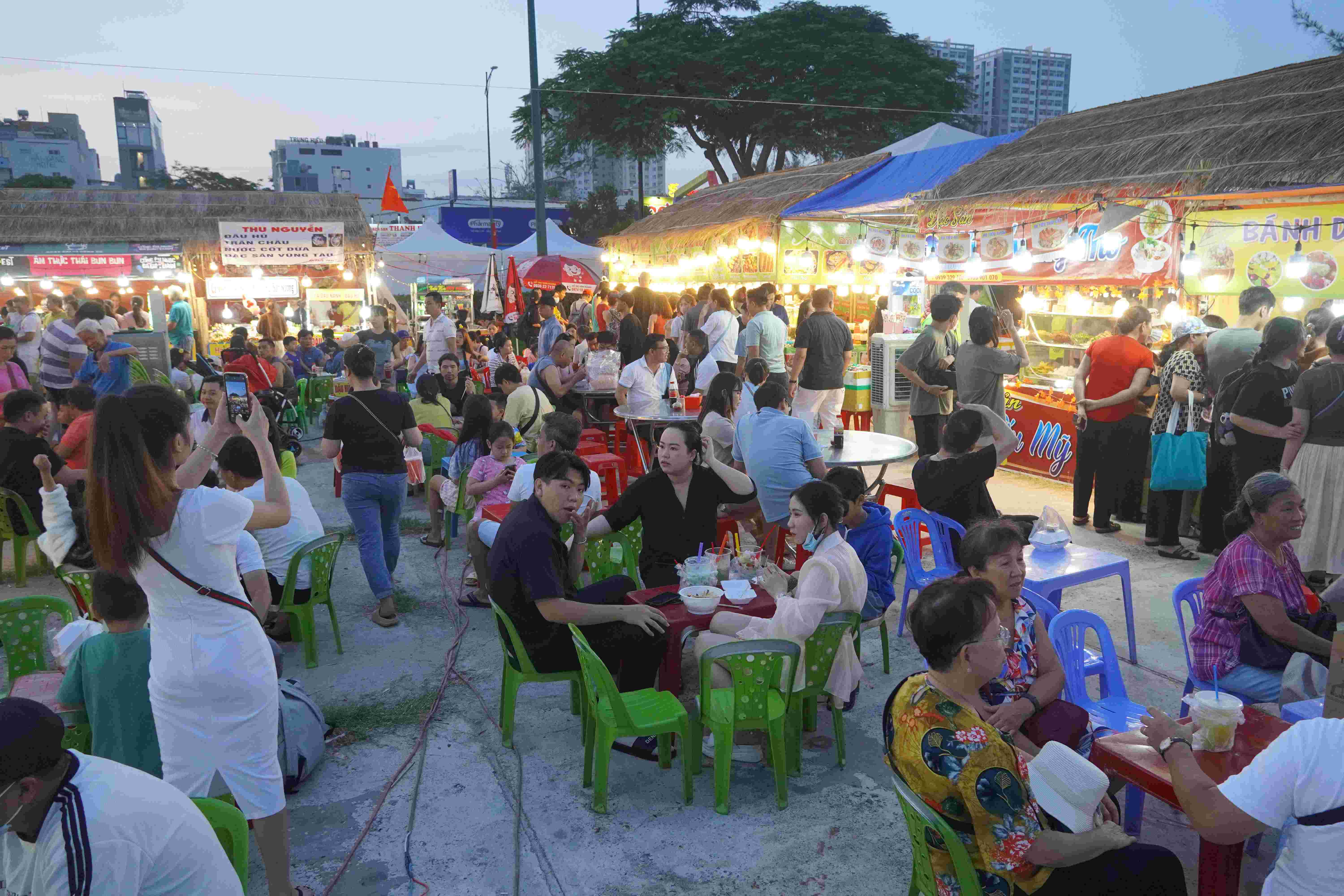 Nhiều du khách chọn thưởng thức món ngon của khu ẩm thực đường phố ở trên bờ. Khu vực này càng lúc càng đông khách lúc về chiều. Ảnh: Thành An
