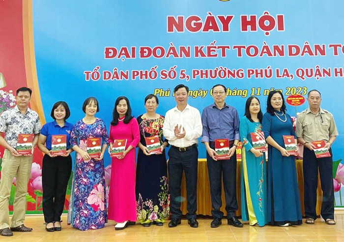 Phó Chủ tịch Ủy ban MTTQ TP Hà Nội Nguyễn Sỹ Trường tặng quà cho các gia đình tiêu biểu. Ảnh: Phạm Đông 
