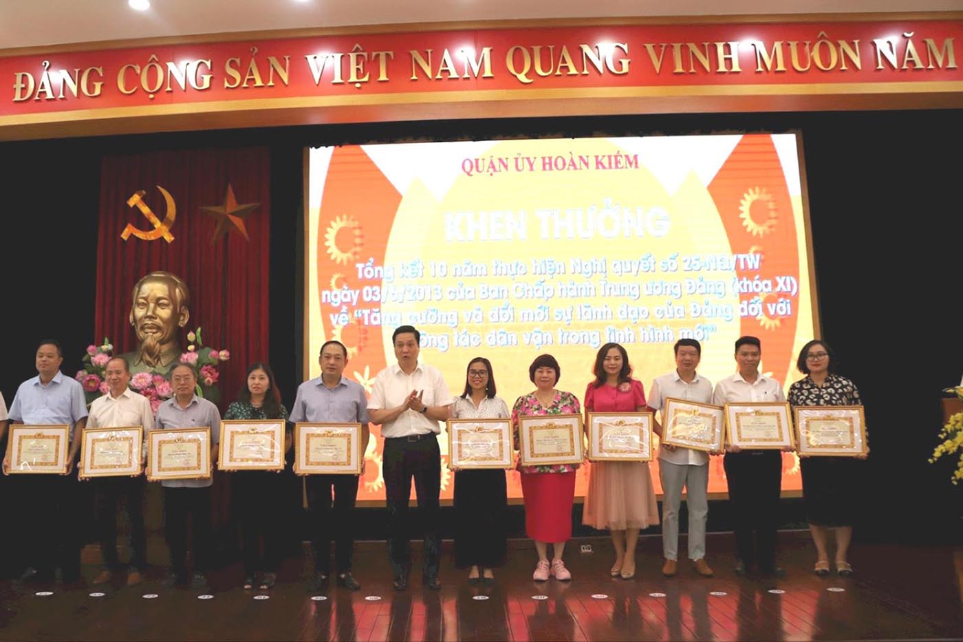 Lãnh đạo quận Hoàn Kiếm trao Giấy khen cho các tập thể, cá nhân có thành tích xuất sắc trong công tác dân vận. Ảnh: Phạm Đông