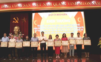 Lãnh đạo quận Hoàn Kiếm trao Giấy khen cho các tập thể, cá nhân có thành tích xuất sắc trong công tác dân vận. Ảnh: Phạm Đông