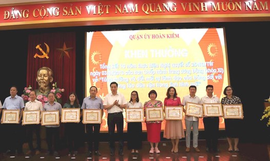 Lãnh đạo quận Hoàn Kiếm trao Giấy khen cho các tập thể, cá nhân có thành tích xuất sắc trong công tác dân vận. Ảnh: Phạm Đông