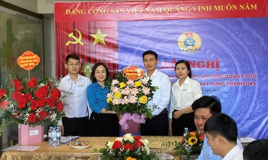 Lãnh đạo Liên đoàn Lao động thành phố tặng hoa chúc mừng Ban Chấp hành Công đoàn Công ty. Ảnh: Bùi Văn Khước
