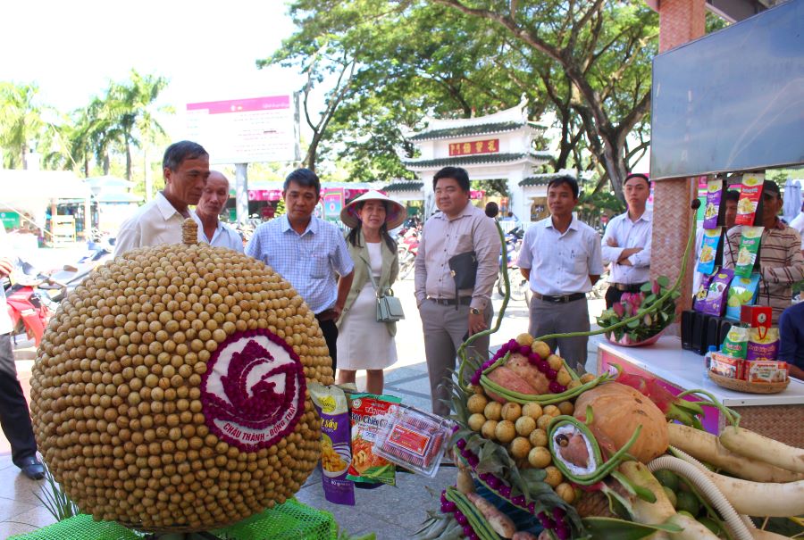 Sản vật do các thành viên Hội quán tại Không trưng bày Ngày hội Hội quán đất Sen Hồng. Ảnh: Lục Tùng