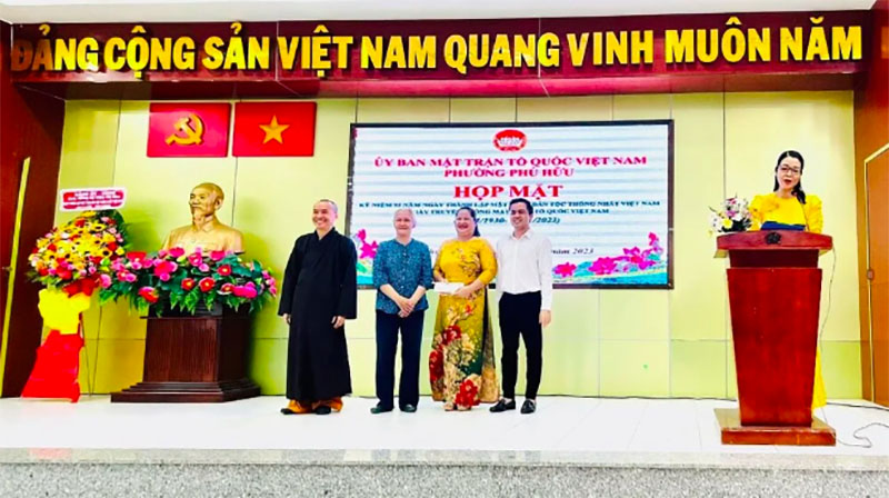 Thượng tọa Thích Đạo Phước - Trụ trì Chùa Thiền Giác và bà Đặng Thị Nga - Chủ tịch Ủy ban MTTQ Việt Nam phường Phú Hữu trao những phần quà tới người dân. Ảnh: phatgiao.org.vn