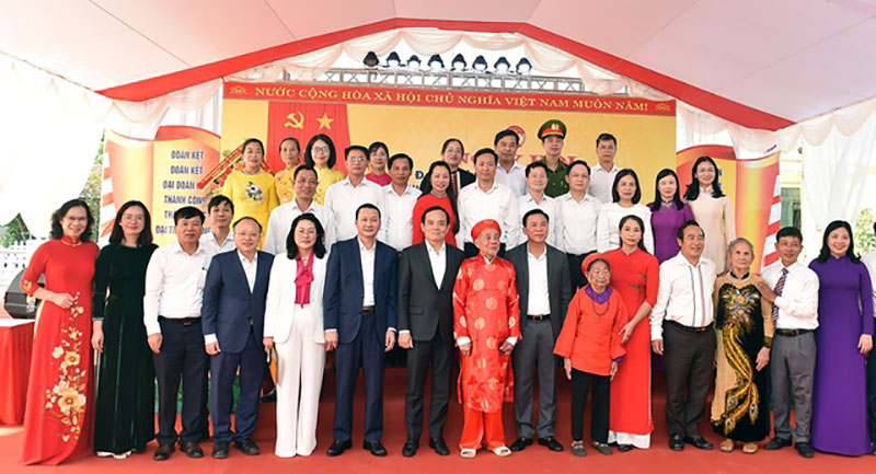 Phó Thủ tướng Trần Lưu Quang chụp ảnh lưu niệm tại ngày hội. Ảnh: Phạm Đông