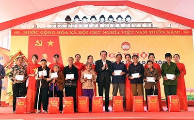 Phó Thủ tướng Trần Lưu Quang tặng quà cho các gia đình chính sách, gia đình tiêu biểu và hộ nghèo trên địa bàn huyện Đông Sơn - Ảnh: Phạm Đông