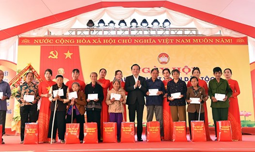 Phó Thủ tướng Trần Lưu Quang tặng quà cho các gia đình chính sách, gia đình tiêu biểu và hộ nghèo trên địa bàn huyện Đông Sơn - Ảnh: Phạm Đông