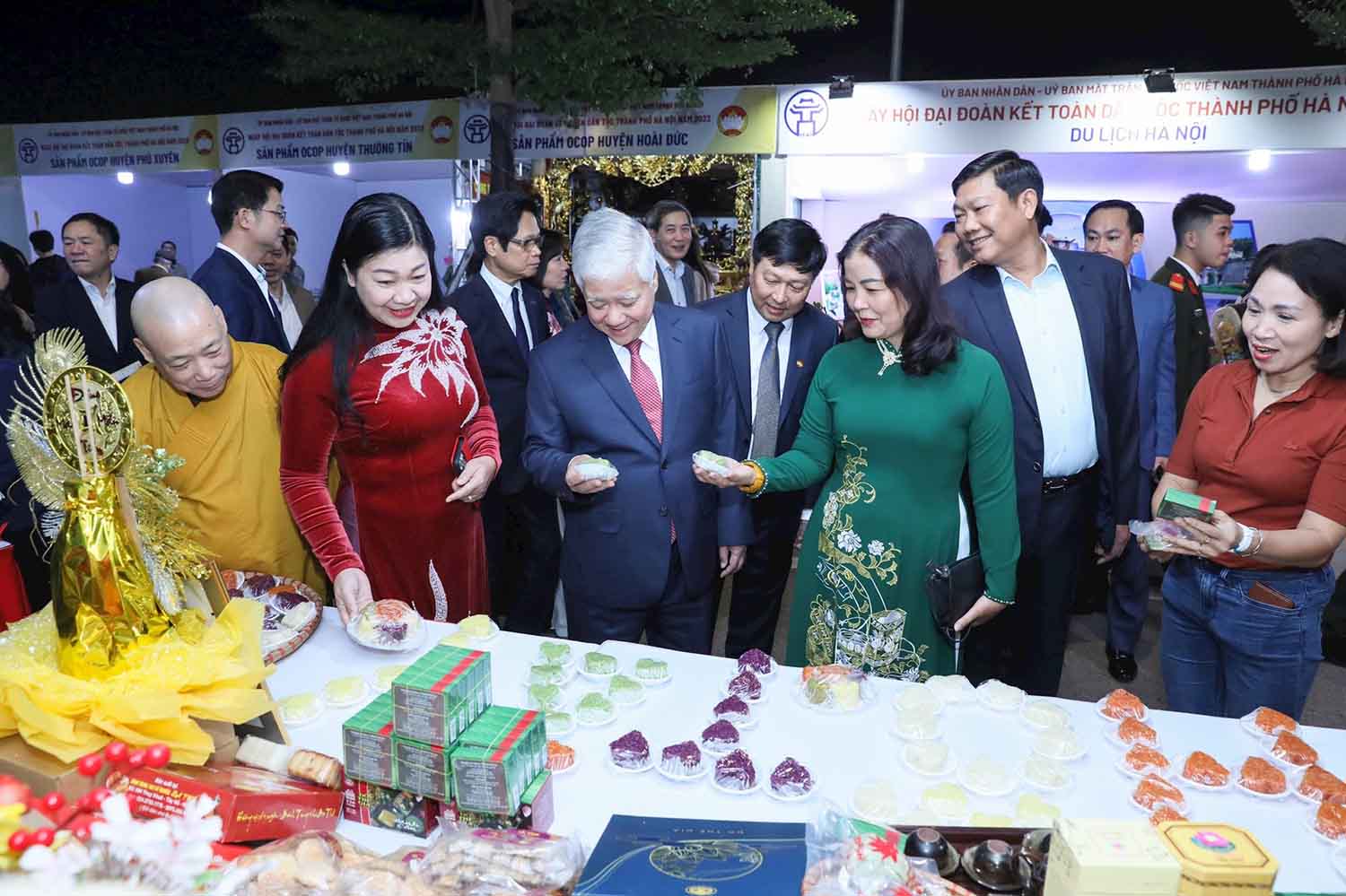 Các đại biểu tham quan gian trưng bày tại ngày hội. Ảnh: Phạm Đông