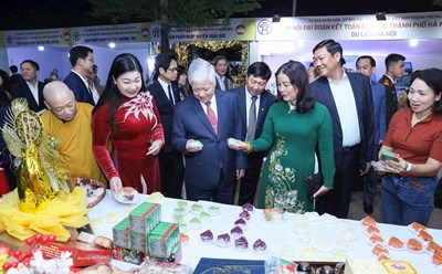 Các đại biểu tham quan gian trưng bày tại ngày hội. Ảnh: Phạm Đông